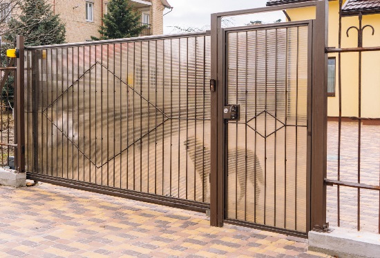 Купить ворота из профлиста с элементами ковки, с металлическими столбами в рамке или под дерево в Междуреченске от 154455 руб